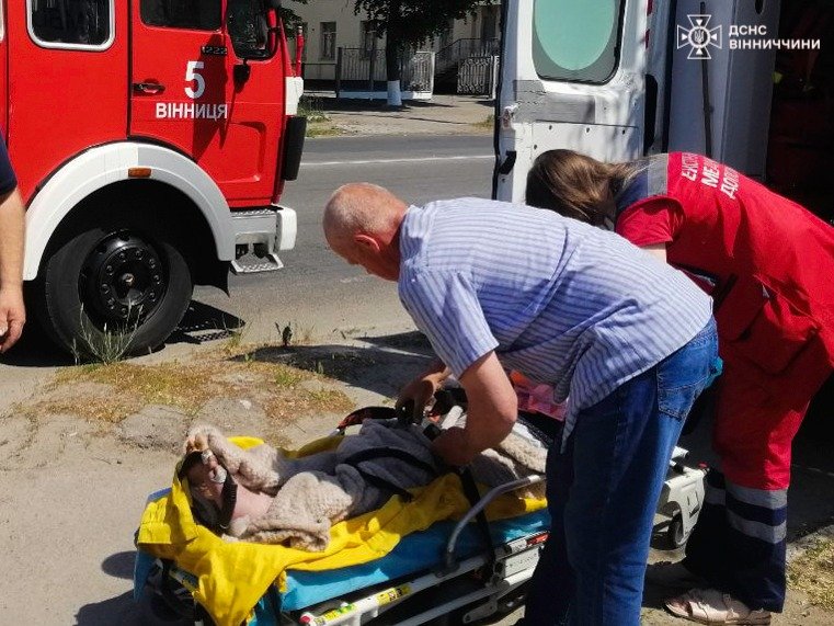 У Вінниці горів житловий будинок по вулиці Лебединського, ледь не загинула пенсіонерка