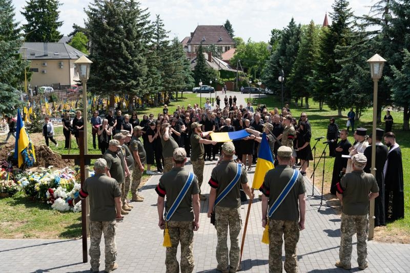 В Ужгороді сьогодні попрощалися із 21-річним захисником України – старшим солдатом Тарасом Гаврішем