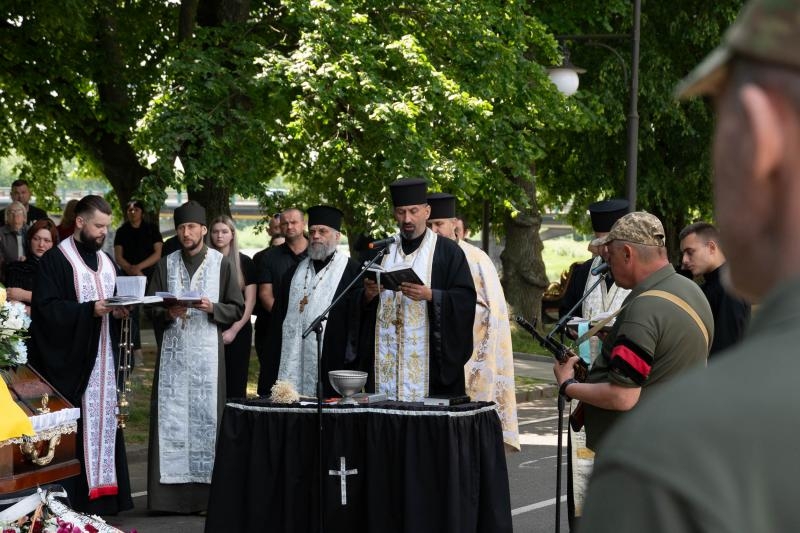 В Ужгороді сьогодні попрощалися із 21-річним захисником України – старшим солдатом Тарасом Гаврішем