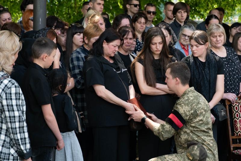 В Ужгороді сьогодні попрощалися із 21-річним захисником України – старшим солдатом Тарасом Гаврішем