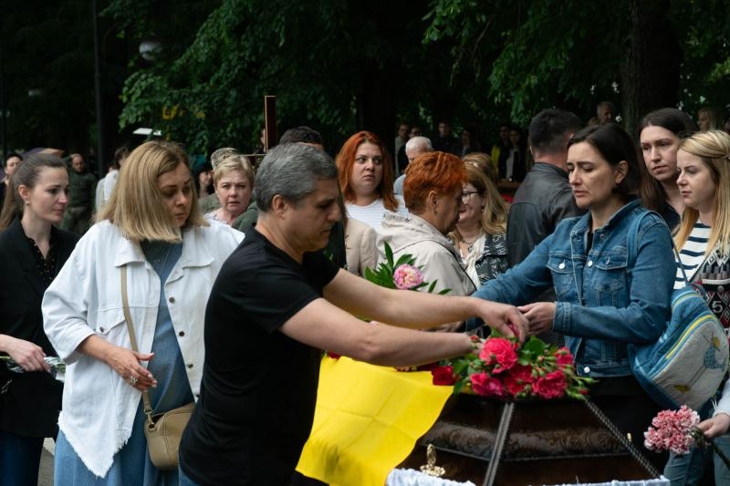 В Ужгороді сьогодні попрощалися із 45-річним солдатом, стрільцем-зенітником Юрієм Семиряжком