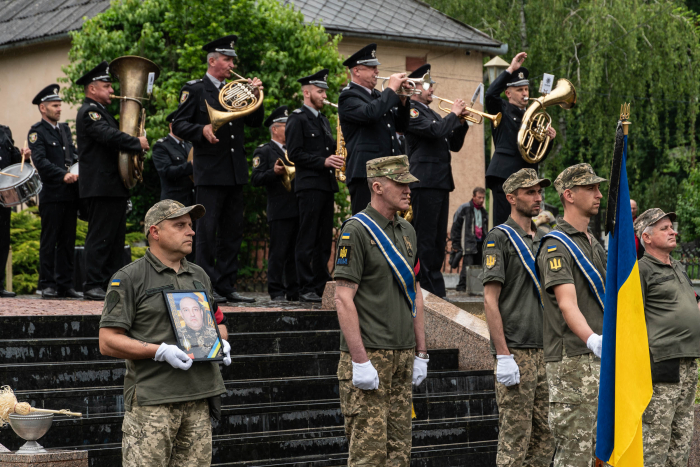 В Ужгороді сьогодні попрощалися із 45-річним солдатом, стрільцем-зенітником Юрієм Семиряжком