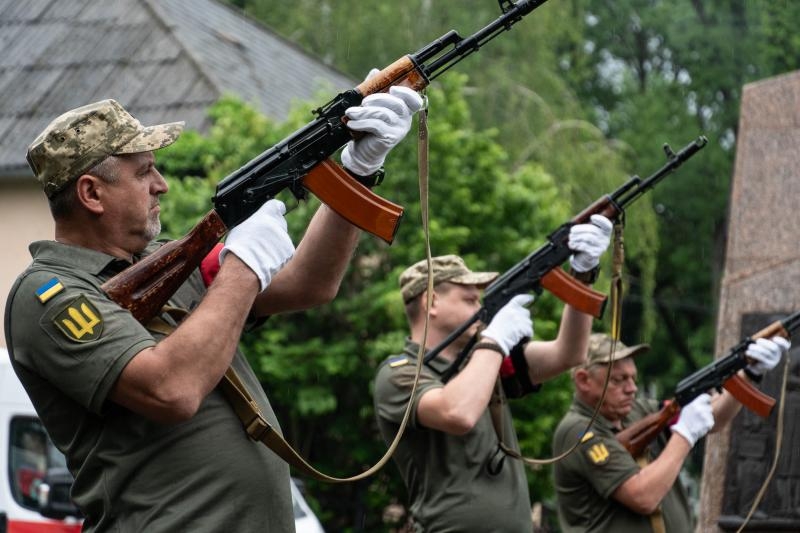 В Ужгороді сьогодні попрощалися із 45-річним солдатом, стрільцем-зенітником Юрієм Семиряжком