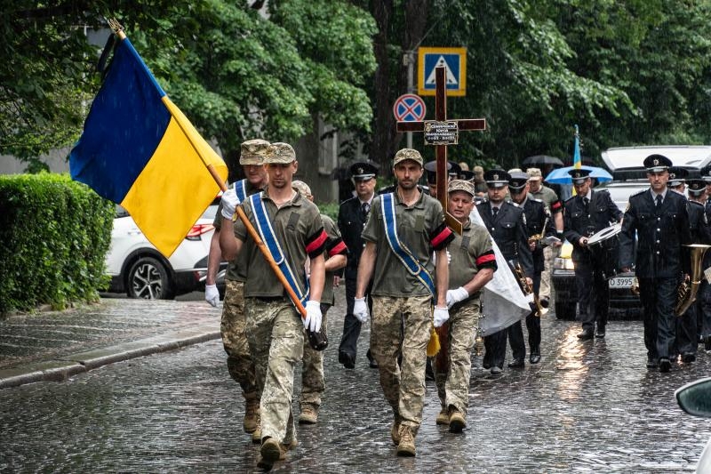 В Ужгороді сьогодні попрощалися із 45-річним солдатом, стрільцем-зенітником Юрієм Семиряжком