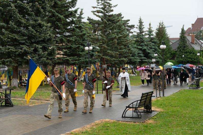 В Ужгороді сьогодні попрощалися із 45-річним солдатом, стрільцем-зенітником Юрієм Семиряжком