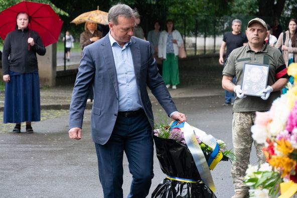 В Ужгороді сьогодні попрощалися із 45-річним солдатом, стрільцем-зенітником Юрієм Семиряжком