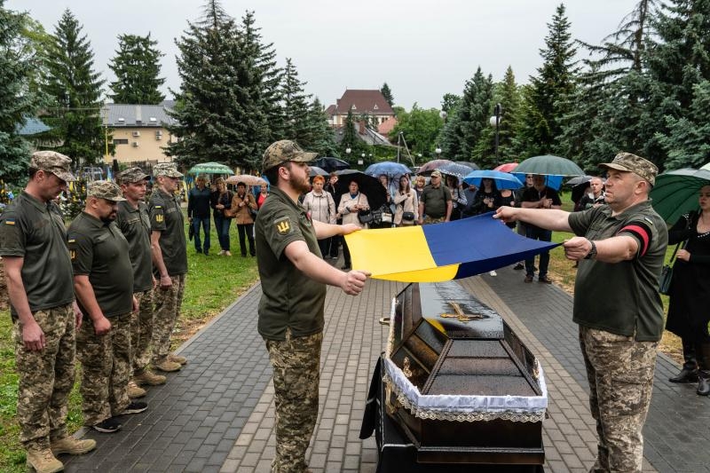 В Ужгороді сьогодні попрощалися із 45-річним солдатом, стрільцем-зенітником Юрієм Семиряжком