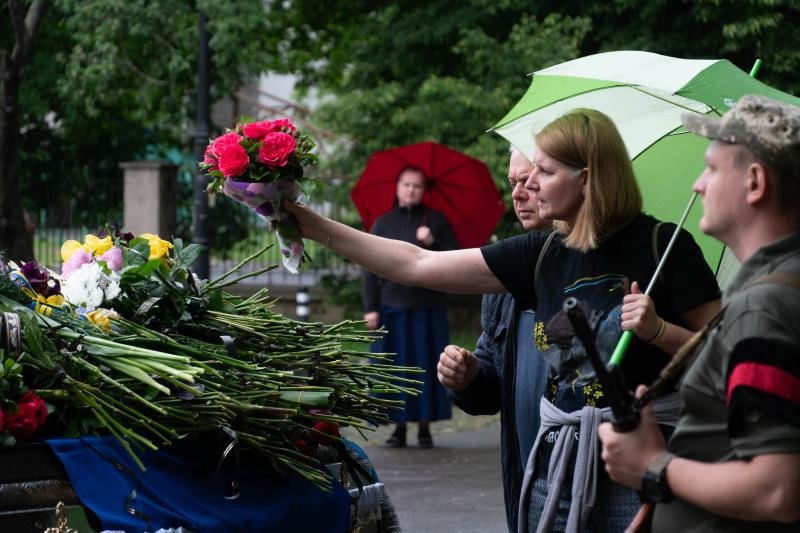 В Ужгороді сьогодні попрощалися із 45-річним солдатом, стрільцем-зенітником Юрієм Семиряжком