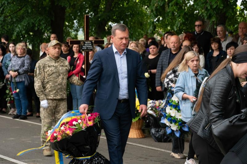 В Ужгороді сьогодні провели в останню земну дорогу 25-річного захисника – солдата Євгенія Белкіна
