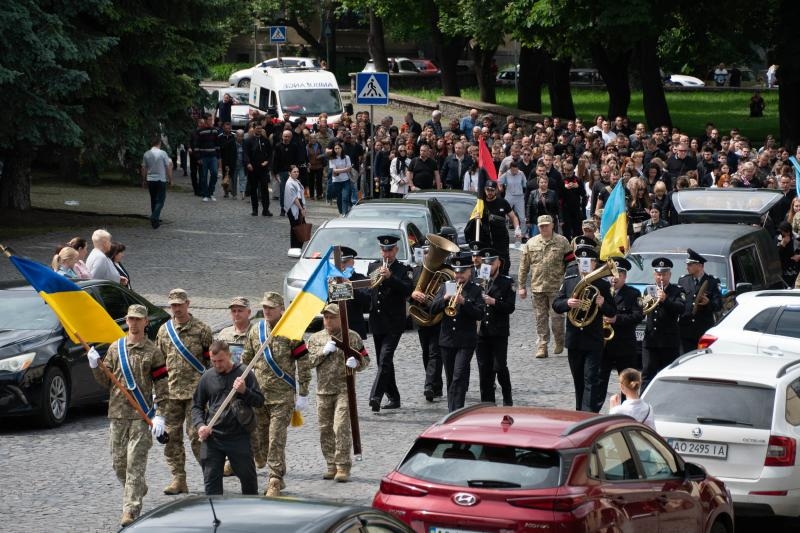 В Ужгороді сьогодні провели в останню земну дорогу 25-річного захисника – солдата Євгенія Белкіна
