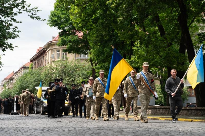 В Ужгороді сьогодні провели в останню земну дорогу 25-річного захисника – солдата Євгенія Белкіна
