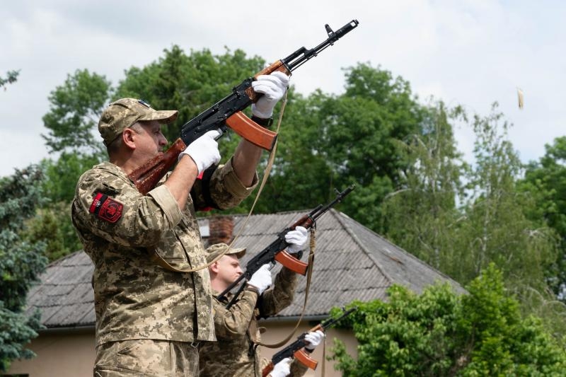 В Ужгороді сьогодні провели в останню земну дорогу 25-річного захисника – солдата Євгенія Белкіна
