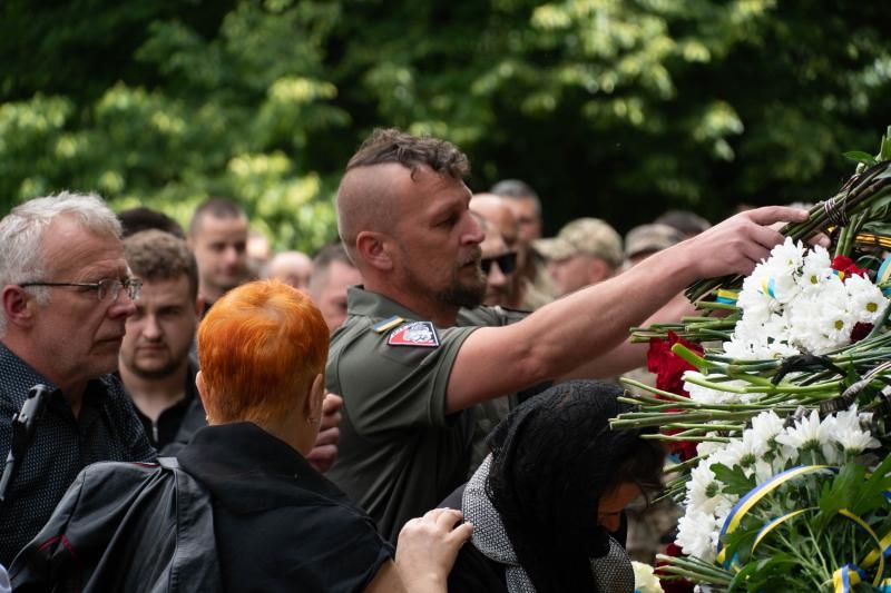 В Ужгороді сьогодні провели в останню земну дорогу 25-річного захисника – солдата Євгенія Белкіна
