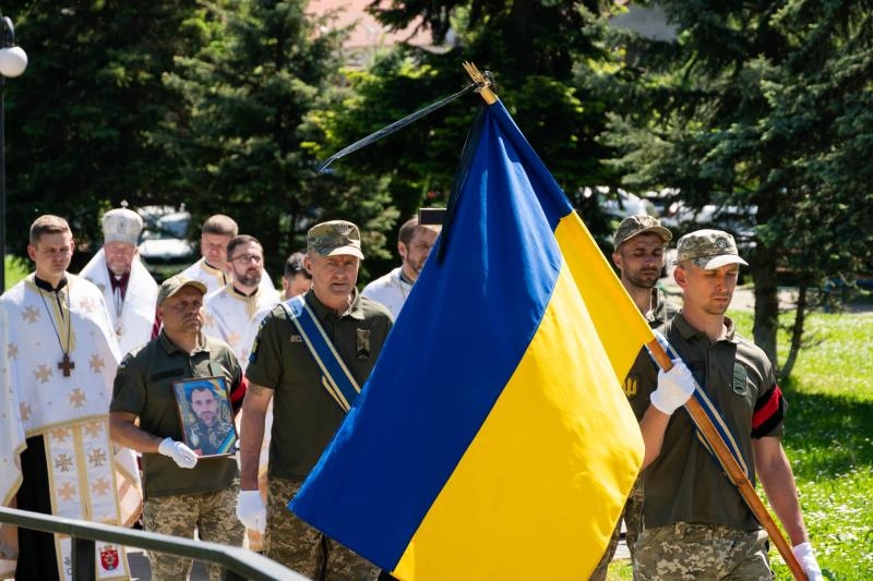 В Ужгороді сьогодні віддали шану загиблому захиснику – солдату, стрільцю-помічнику гранатометника Івану Бенці
