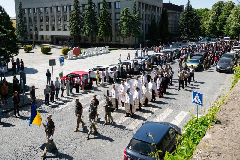 В Ужгороді сьогодні віддали шану загиблому захиснику – солдату, стрільцю-помічнику гранатометника Івану Бенці
