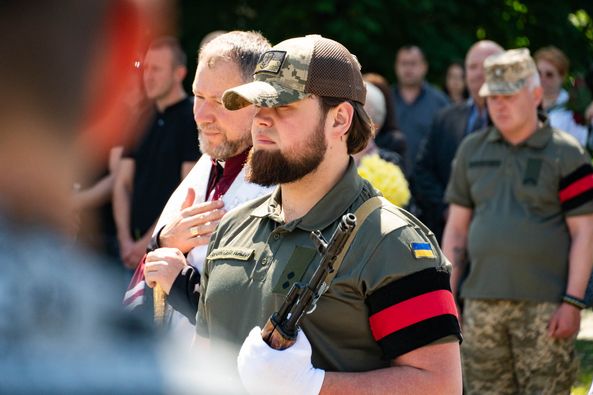 В Ужгороді сьогодні віддали шану загиблому захиснику – солдату, стрільцю-помічнику гранатометника Івану Бенці
