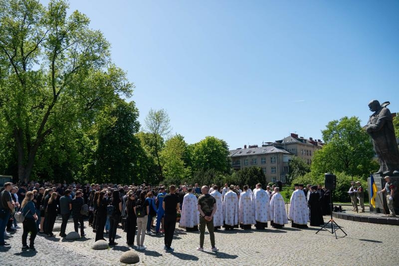 В Ужгороді сьогодні віддали шану загиблому захиснику – солдату, стрільцю-помічнику гранатометника Івану Бенці
