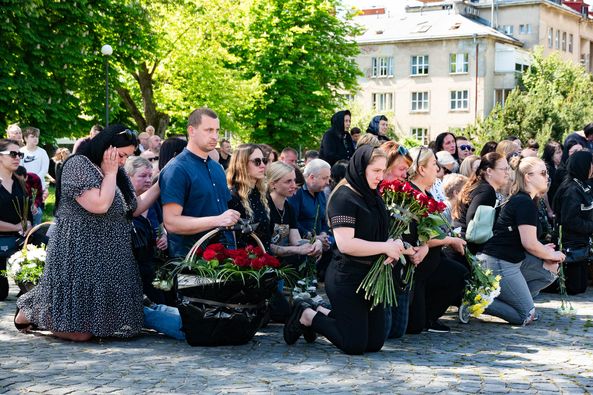 В Ужгороді сьогодні віддали шану загиблому захиснику – солдату, стрільцю-помічнику гранатометника Івану Бенці
