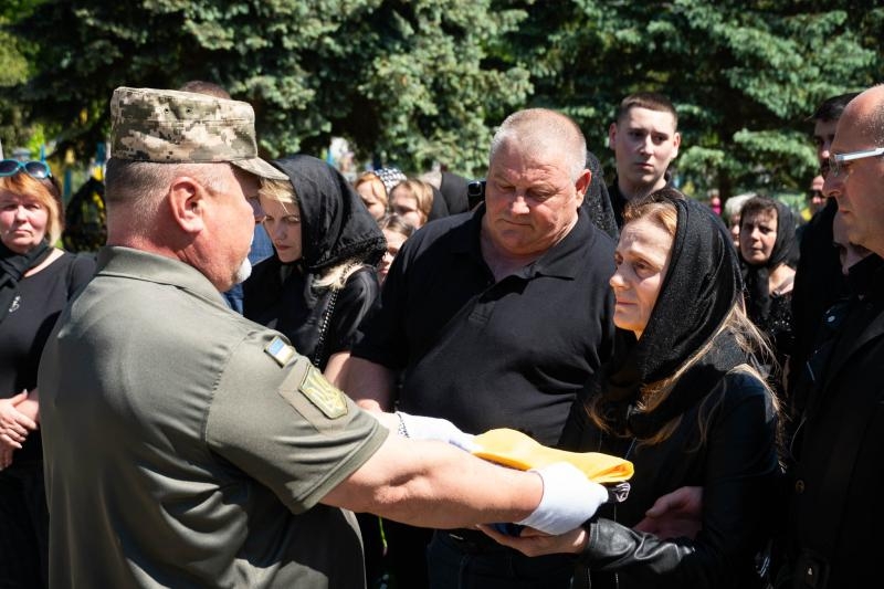 В Ужгороді сьогодні віддали шану загиблому захиснику – солдату, стрільцю-помічнику гранатометника Івану Бенці
