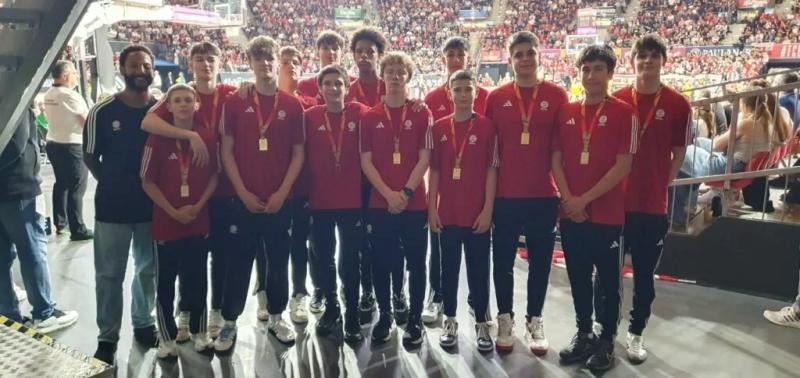 “Баварію U-14” українців Сербенова та Попова привітали з чемпіонством під час фіналу Бундесліги