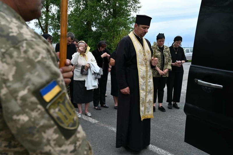 Сотні людей живими квітами встелили дорогу: Героя "на щиті" зустріли на Тернопільщині (ФОТО)