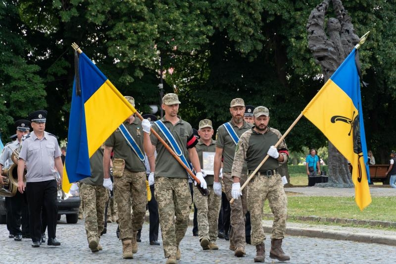 Із загиблим воїном, 45-річним старшим солдатом Юрієм Кучериком попрощалися сьогодні в Ужгороді.
