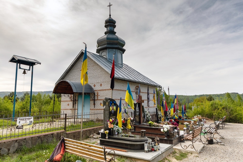 Один біль на всіх. Репортаж із села, де майже всі чоловіки пішли воювати