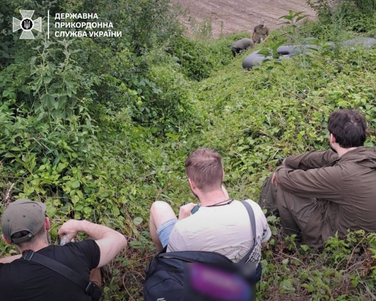 Платять по 8-10 тисяч доларів: чоловіки з Рівненщини хотіли втекти з України 