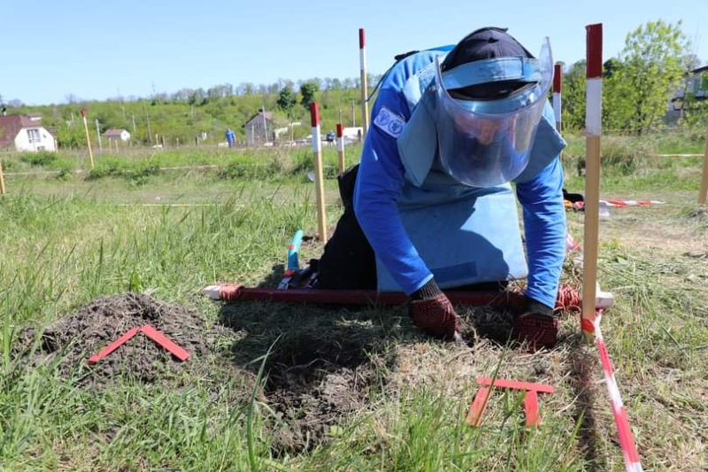 Розмінування на Донеччині може затягтися на роки. Проблему допомагає вирішити фонд зі Швейцарії