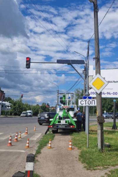 Світлофор на перехресті у Луцьку працюватиме від сонячної батареї