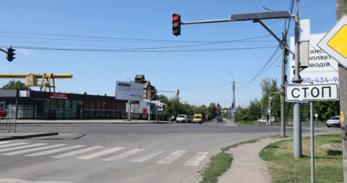 Світлофор на перехресті у Луцьку працюватиме від сонячної батареї