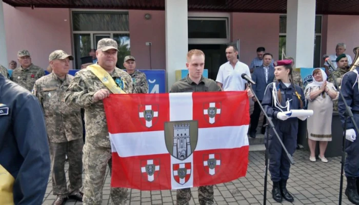 У луцький ліцей на свято останнього дзвінка приїхав директор-військовослужбовець