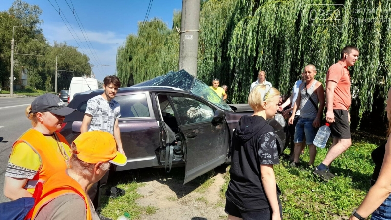 Жахлива ДТП у Тернополі: авто на швидкості влетіло у стовп (ФОТО)