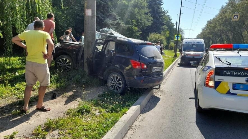 Жахлива ДТП у Тернополі: авто на швидкості влетіло у стовп (ФОТО)