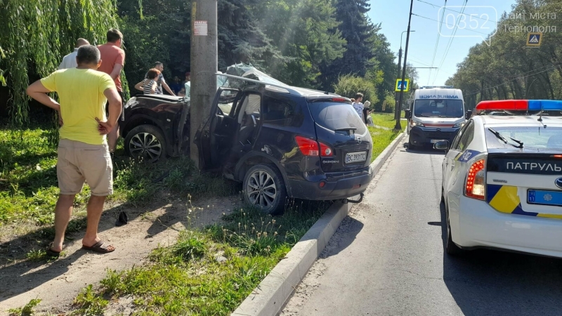 Жахлива ДТП у Тернополі: авто на швидкості влетіло у стовп (ФОТО)