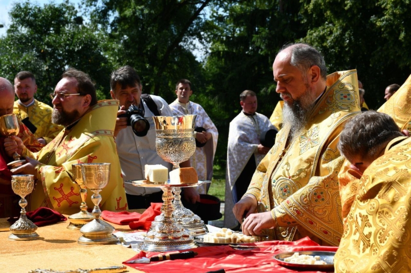 На полі колишньої битви на Рівненщині молились сотні людей (ФОТО)