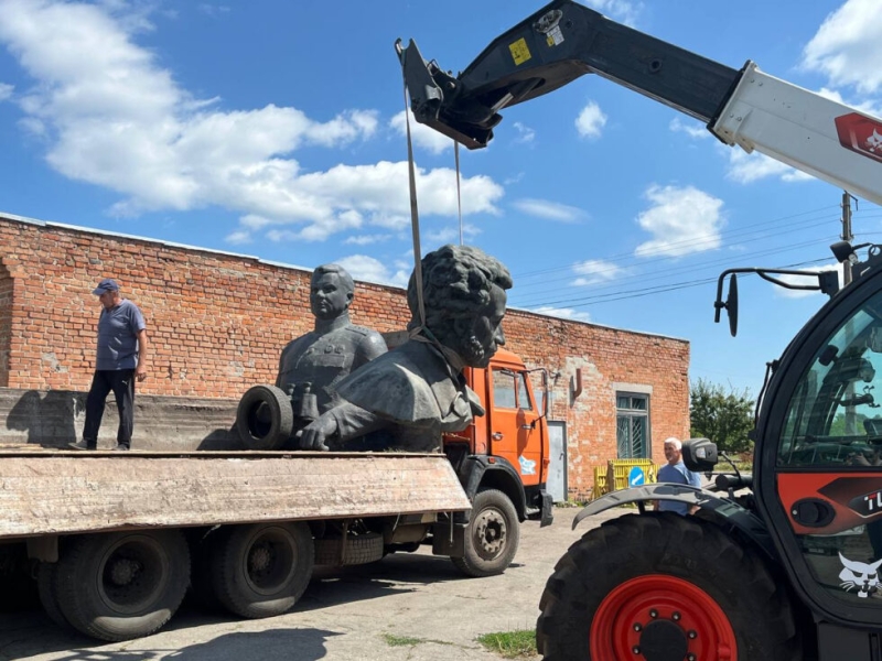 Полтава передала демонтовані пам’ятники Ватутіну й Пушкіну до заповідника на Сумщині