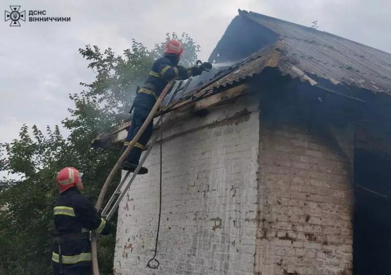 У Погребищенській громаді горіла господарча будівля