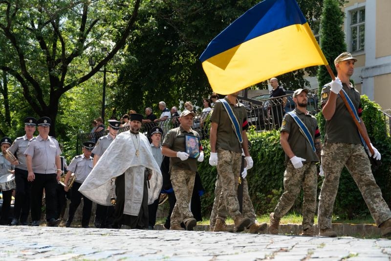 В Ужгороді сьогодні провели в останню земну дорогу 36-річного захисника Олександра Безегу