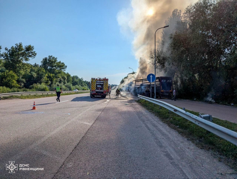 Віз побутову хімію: рятувальники розповіли про пожежу неподалік Рівного (ФОТО/ВІДЕО)