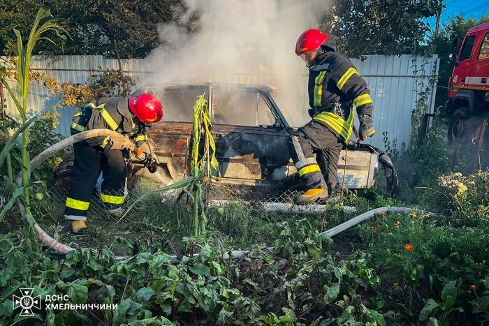 У Хмельницькому ліквідовували пожежу легкового автомобіля