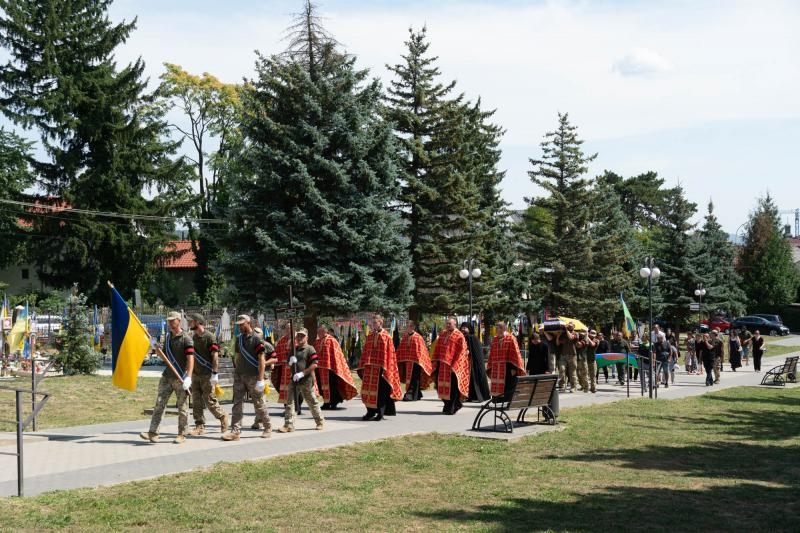 В Ужгороді сьогодні, 2 серпня, попрощалися із 34-річним захисником, солдатом Владиславом Амітом