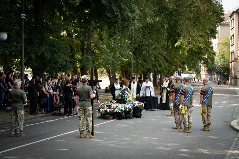 В Ужгороді сьогодні, 30 серпня, в останню земну дорогу проводжали 51-річного солдата Сергія Стрижака