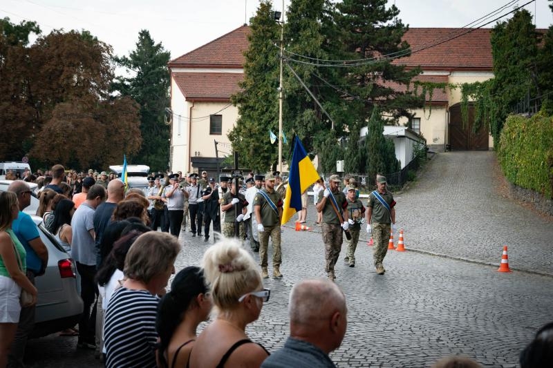 В Ужгороді сьогодні, 30 серпня, в останню земну дорогу проводжали 51-річного солдата Сергія Стрижака