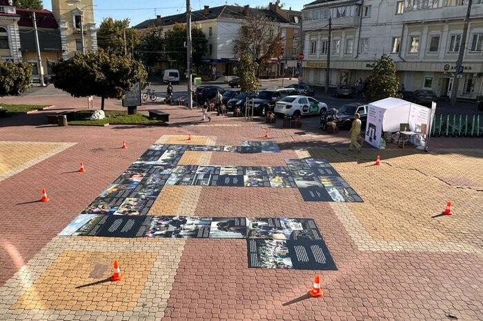 У Хмельницькому облаштували одноденну вуличну фотовиставку та пропонували містянам написати листи політичним в’язням