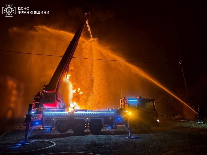 З'явилися пекельні кадри пожежі, яку після атаки "шахедами" гасили сотні рятувальників (ФОТО)