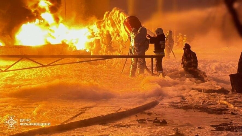 З'явилися пекельні кадри пожежі, яку після атаки "шахедами" гасили сотні рятувальників (ФОТО)