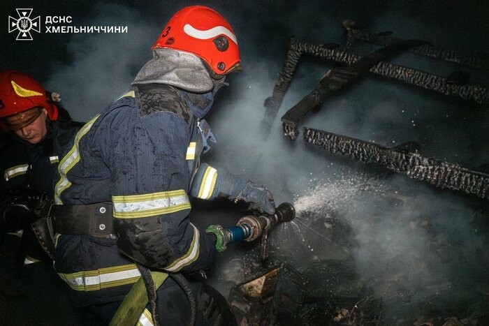 Пожежа у Хмельницькому: рятувальники оперативно ліквідували загрозу поширення вогню