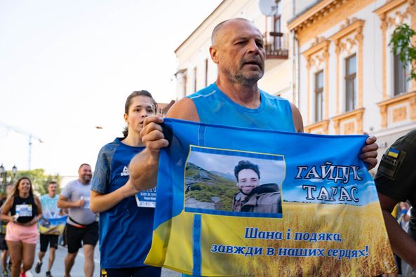 Понад 1000 людей бігли сьогодні в Ужгороді у пам&apos;ять про загиблих захисників і захисниць України