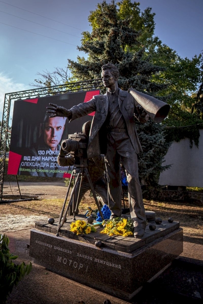 Протримавши Олександра Довженка-пам'ятник 16 років під замками в гаражі, нарешті його випустили на волюго